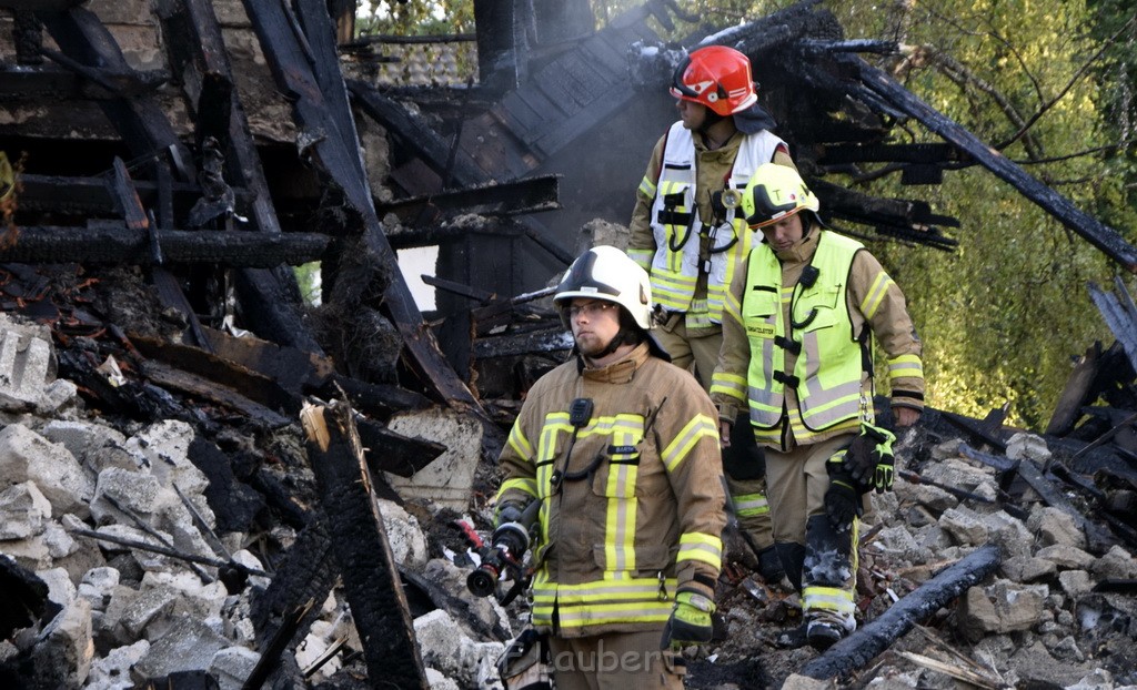 Grossfeuer Einfamilienhaus Siegburg Muehlengrabenstr P1105.JPG - Miklos Laubert